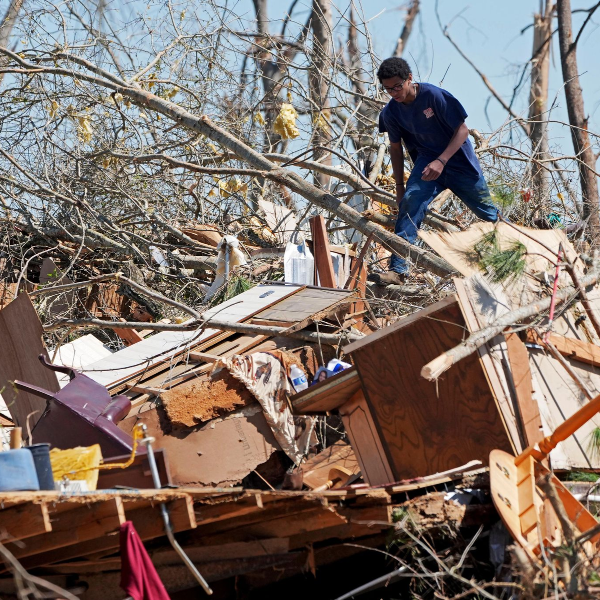 Ein Kiefernwald in Mississippi wurde durch einen Tornado zerstört. - Foto: Rogelio V. Solis/AP/dpa