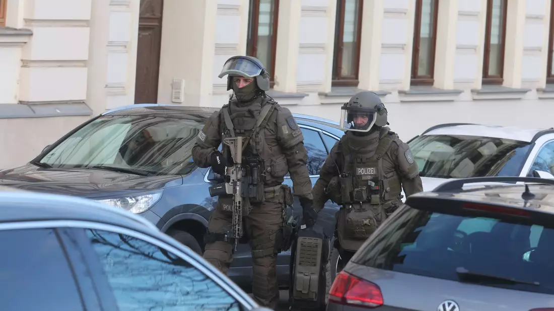 Bei dem Tatverdächtigen handelt es sich um den Ehemann des Opfers.  - Bild: Bodo Schackow/dpa