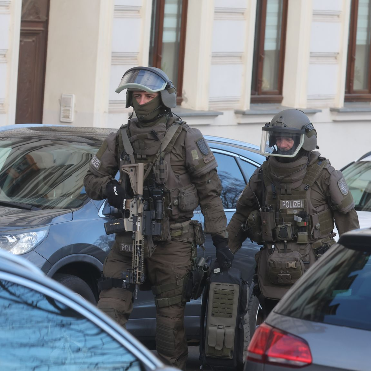 Die Polizei soll auch die Wohnung des tatverdächtigen Ehemanns des Opfers durchsucht haben.  - Foto: Bodo Schackow/dpa