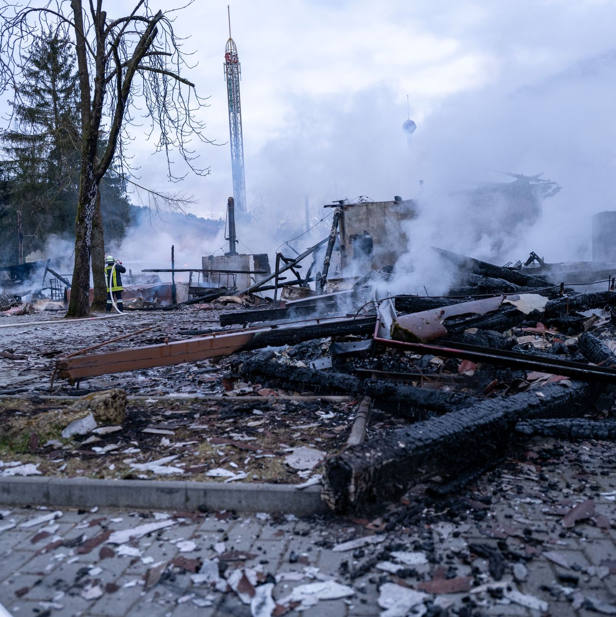 Nach dem Feuer qualmt es noch vielerorts. - Foto: Pia Bayer/dpa