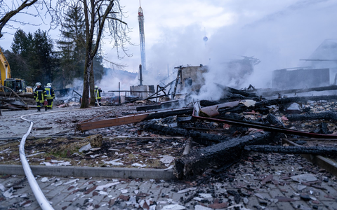 Nach dem Feuer qualmt es noch vielerorts. - Foto: Pia Bayer/dpa