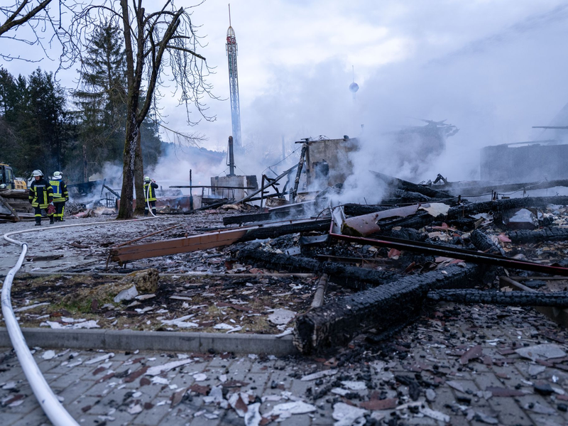 Nach einem Brand vor knapp zwei Wochen verschiebt das «Freizeit-Land Geiselwind» seinen Saisonstart. (Archivbild) - Foto: Pia Bayer/dpa