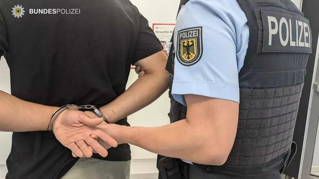 Bundespolizeidirektion München: Bundespolizei greift vermissten 15-Jährigen auf / Jugendlicher leistet Widerstand - Bild: presseportal.de