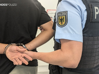 Bundespolizeidirektion München: Bundespolizei greift vermissten 15-Jährigen auf / Jugendlicher leistet Widerstand - Foto: presseportal.de