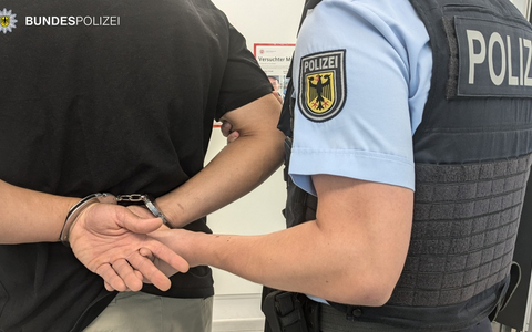 Bundespolizeidirektion München: Bundespolizei greift vermissten 15-Jährigen auf / Jugendlicher leistet Widerstand - Foto: presseportal.de Bundespolizeidirektion München: Bundespolizei greift vermissten 15-Jährigen auf / Jugendlicher leistet Widerstand - Foto: presseportal.de