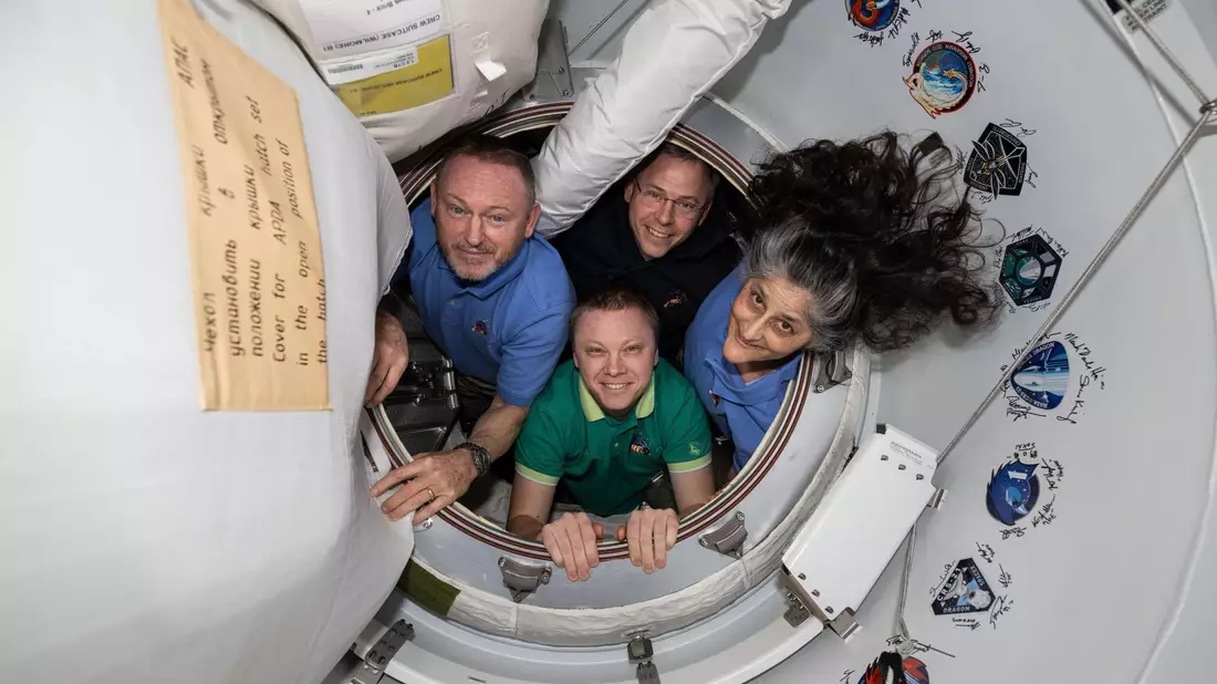 Die Mitglieder der «Crew-9»: im Uhrzeigersinn von links: Barry «Butch» Wilmore, Nick Hague und Suni Williams und Alexander Gorbunow - Bild: NASA/dpa
