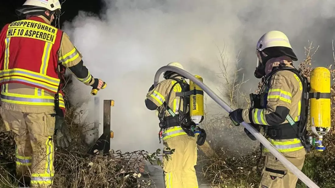 Feuerwehr Goch: Holzbrücke in Flammen - Bild: presseportal.de