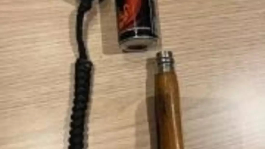 BPOL-FL: ELM - Mann zieht Messer bei der Kontrolle aus seiner Hosentasche - Bild: presseportal.de