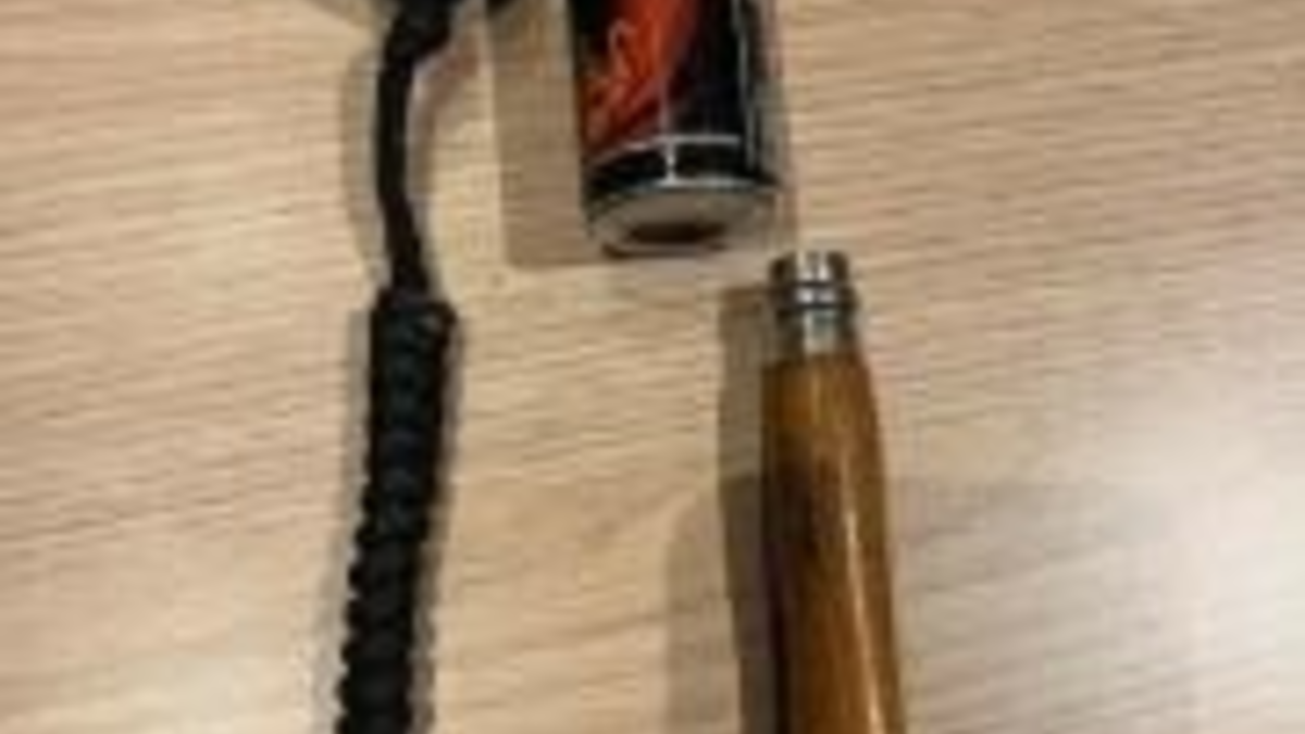 BPOL-FL: ELM - Mann zieht Messer bei der Kontrolle aus seiner Hosentasche - Foto: presseportal.de