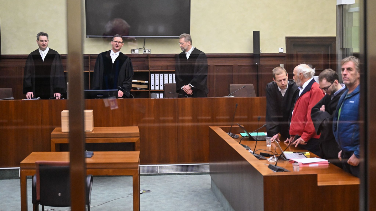 Zwei mutmaßliche ehemalige Mitglieder der linksextremistischen Gruppe «Das Komitee» kommen vor Gericht.  - Foto: Soeren Stache/dpa