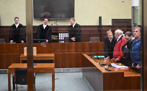 Zwei mutmaßliche ehemalige Mitglieder der linksextremistischen Gruppe «Das Komitee» kommen vor Gericht. - Foto: Soeren Stache/dpa Zwei mutmaßliche ehemalige Mitglieder der linksextremistischen Gruppe «Das Komitee» kommen vor Gericht. - Foto: Soeren Stache/dpa