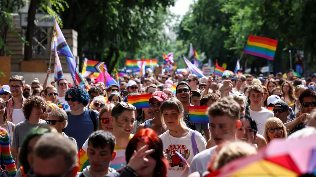 Im vergangenen Jahr gab es in Budapest noch eine bunte Pride-Parade. (Archivbild) - Bild: Robert Hegedus/MTI/dpa