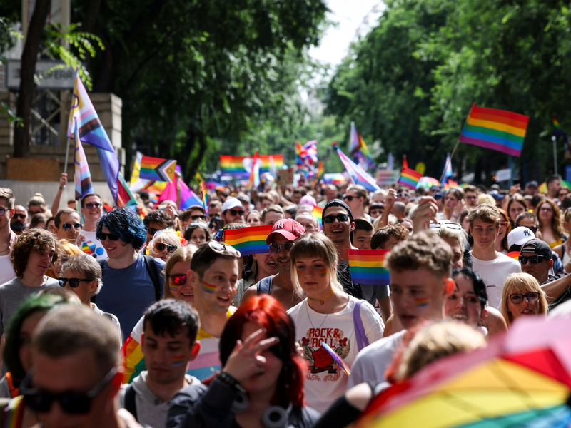Im vergangenen Jahr gab es in Budapest noch eine bunte Pride-Parade. (Archivbild) - Foto: Robert Hegedus/MTI/dpa