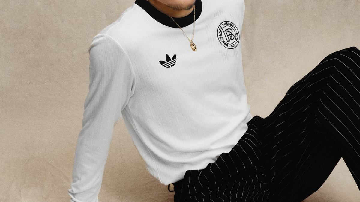 Florian Wirtz posiert mit dem DFB-Retro-Trikot.  - Foto: Adidas/DFB/dpa