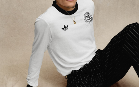 Florian Wirtz posiert mit dem DFB-Retro-Trikot.  - Foto: Adidas/DFB/dpa