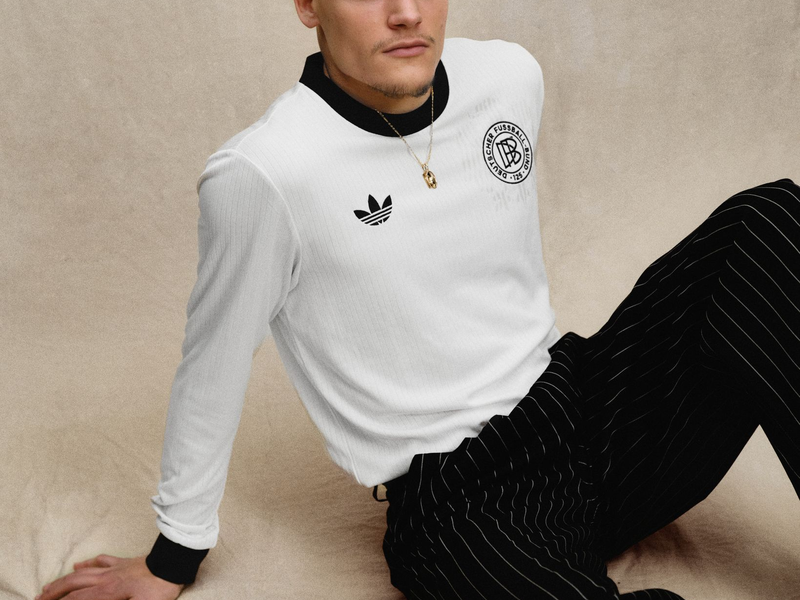 Florian Wirtz posiert mit dem DFB-Retro-Trikot.  - Foto: Adidas/DFB/dpa