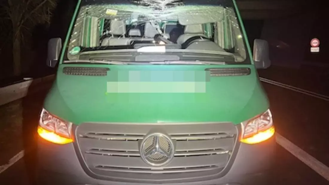 POL-HM: Unbekannter wirft Stein von Brücke auf fahrenden Transporter - Polizei ermittelt wegen versuchtem Tötungsdelikt - Bild: presseportal.de