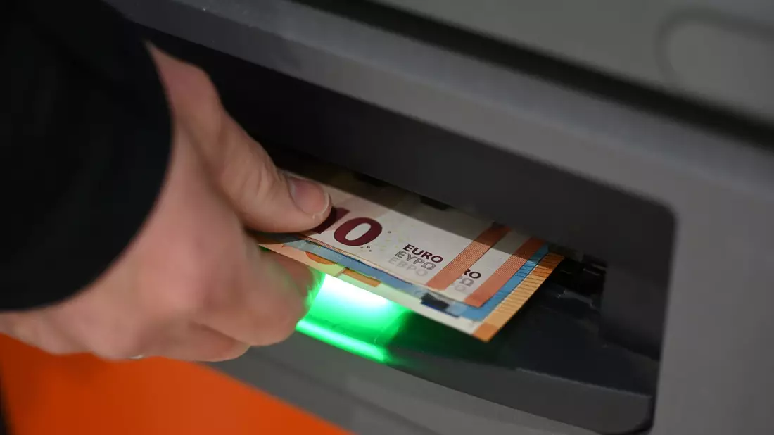 Die Banken haben die Zahl der Geldautomaten in Deutschland deutlich verringert. - Bild: Elisa Schu/dpa