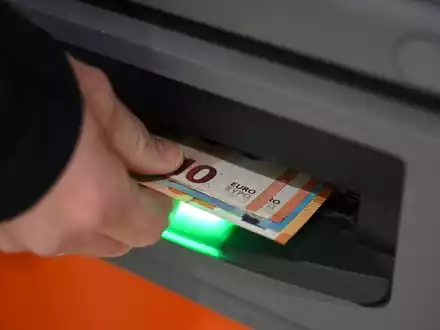 Die Banken haben die Zahl der Geldautomaten in Deutschland deutlich verringert. - Foto: Elisa Schu/dpa