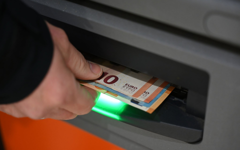 Die Banken haben die Zahl der Geldautomaten in Deutschland deutlich verringert. - Foto: Elisa Schu/dpa