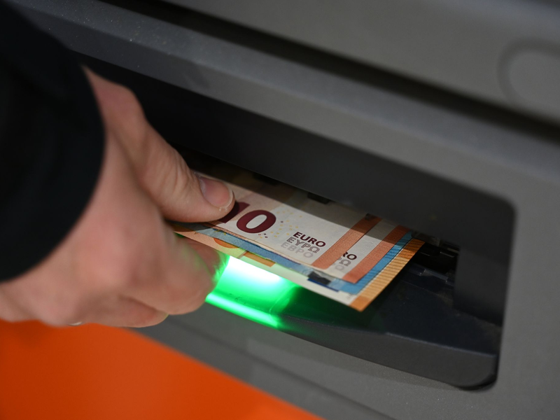 Die Banken haben die Zahl der Geldautomaten in Deutschland deutlich verringert. - Foto: Elisa Schu/dpa