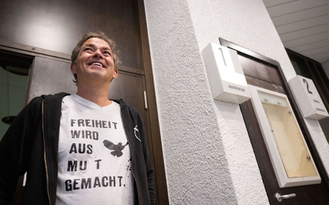 Ballweg sieht sich als Verfolgter der Justiz.  - Foto: Marijan Murat/dpa