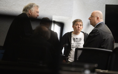 Seine Anhänger feiern Ballweg als Held. - Foto: Marijan Murat/dpa