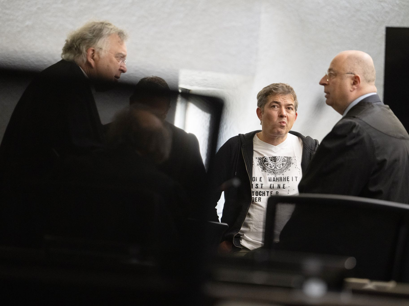 Seine Anhänger feiern Ballweg als Held. - Foto: Marijan Murat/dpa