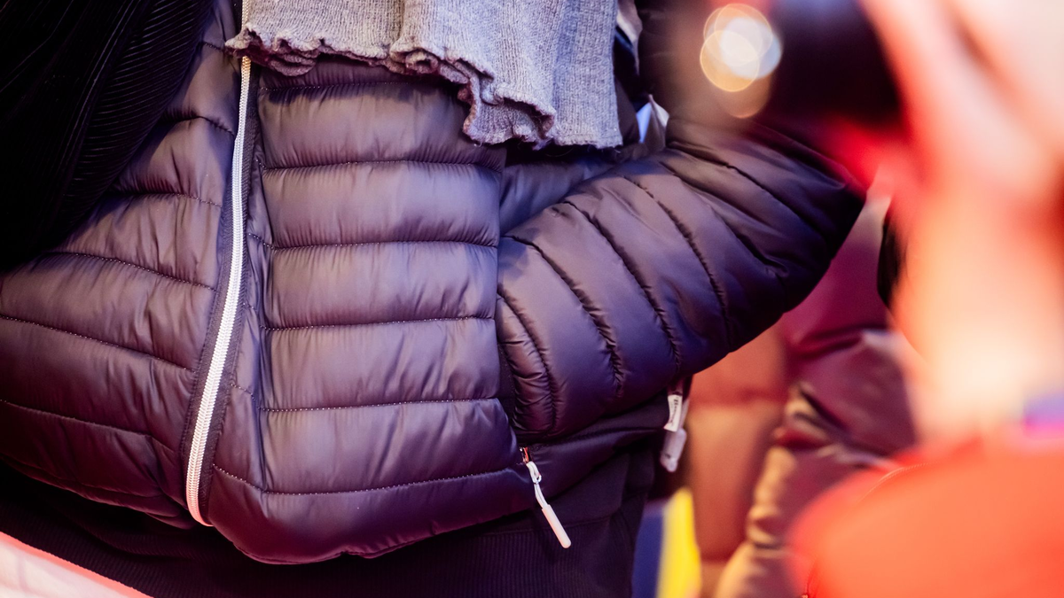 Die Umsätze der deutschen Modehersteller sanken im Ausland deutlich stärker als im Inland. (Symbolbild) - Foto: Christoph Soeder/dpa