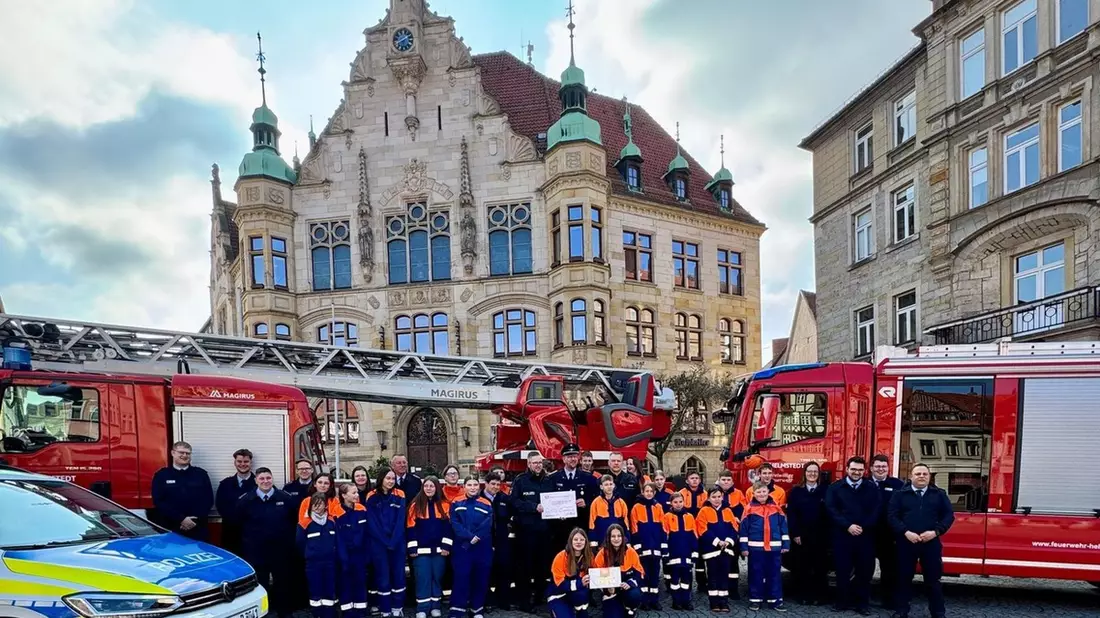 POL-WOB: Spendenübergabe an die Kinder- und Jugendfeuerwehren der Stadt Helmstedt - Bild: presseportal.de
