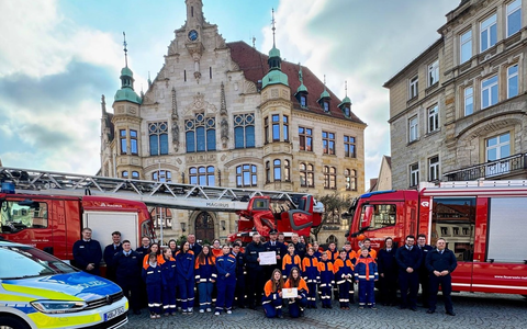 POL-WOB: Spendenübergabe an die Kinder- und Jugendfeuerwehren der Stadt Helmstedt - Foto: presseportal.de POL-WOB: Spendenübergabe an die Kinder- und Jugendfeuerwehren der Stadt Helmstedt - Foto: presseportal.de