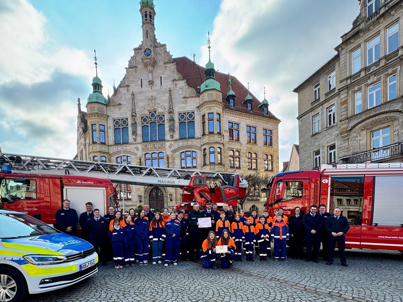 POL-WOB: Spendenübergabe an die Kinder- und Jugendfeuerwehren der Stadt Helmstedt - Foto: presseportal.de