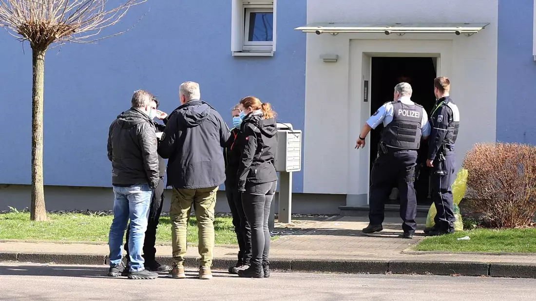 Im Hausflur vor seiner Wohnungstür soll der mutmaßliche Messerangreifer von der Polizei erschossen worden sein. - Bild: Justin Brosch/dpa