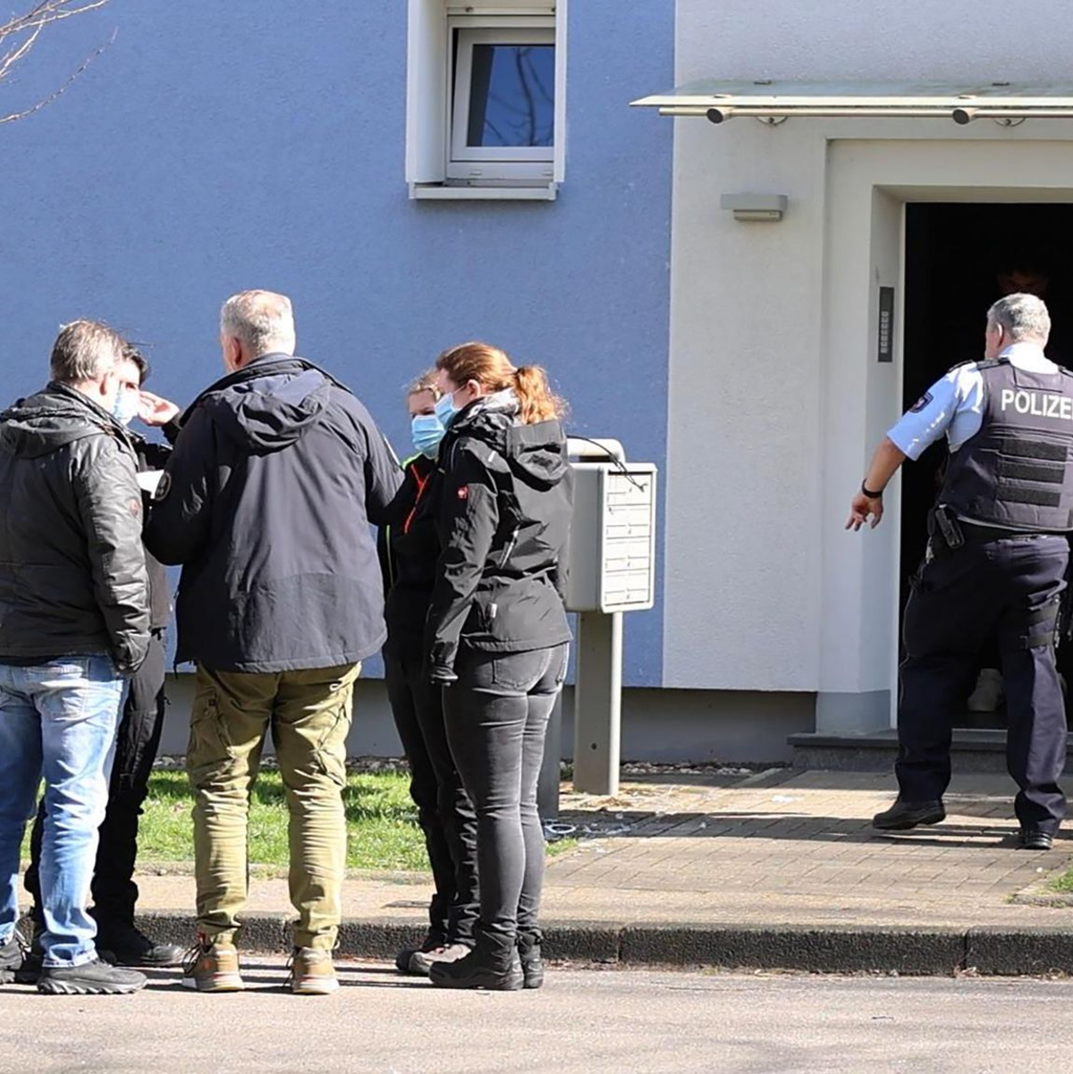 Im Hausflur vor seiner Wohnungstür soll der mutmaßliche Messerangreifer von der Polizei erschossen worden sein. - Foto: Justin Brosch/dpa