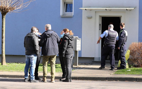 Im Hausflur vor seiner Wohnungstür soll der mutmaßliche Messerangreifer von der Polizei erschossen worden sein. - Foto: Justin Brosch/dpa Im Hausflur vor seiner Wohnungstür soll der mutmaßliche Messerangreifer von der Polizei erschossen worden sein. - Foto: Justin Brosch/dpa