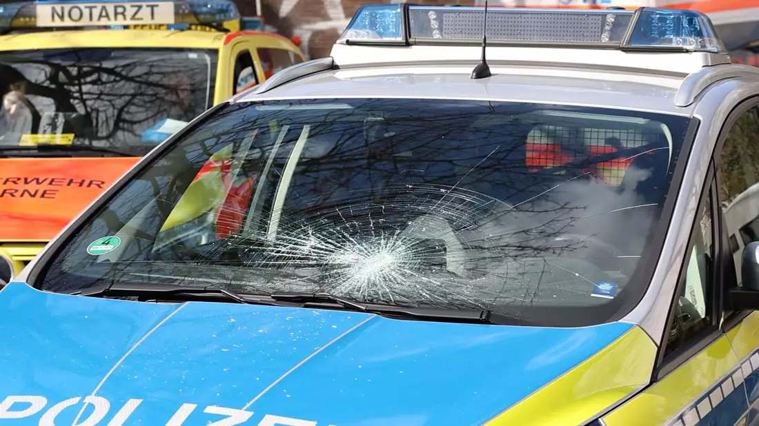 Als die Polizei eintraf, warf der Mann Gegenstände aus dem Fenster - und beschädigte auch einen Streifenwagen. - Bild: Justin Brosch/dpa