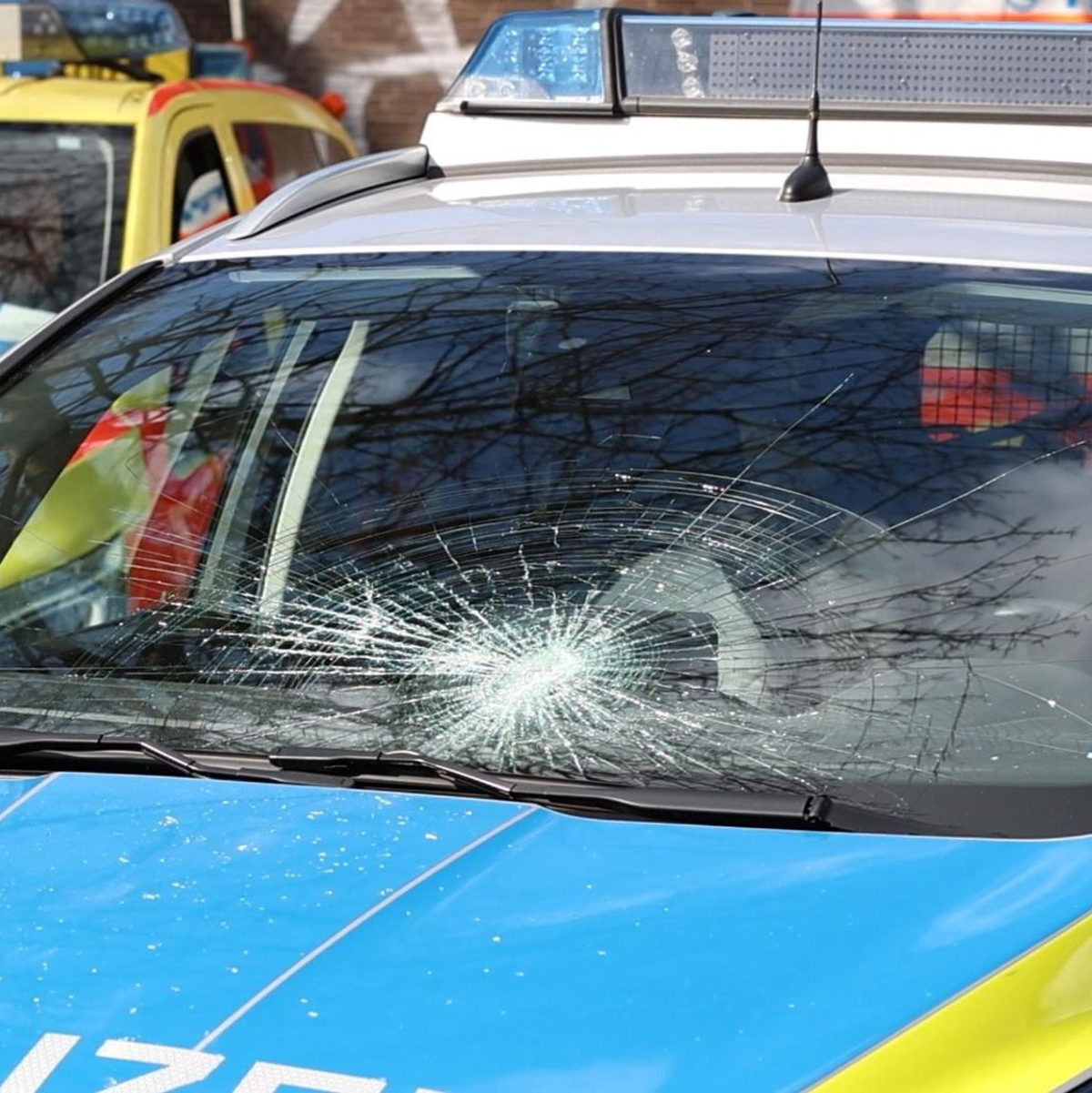Als die Polizei eintraf, warf der Mann Gegenstände aus dem Fenster - und beschädigte auch einen Streifenwagen. - Foto: Justin Brosch/dpa