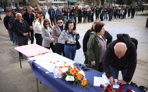 Aufgebrachte Bewohner im nordmazedonischen Kocani stürzten ein Fahrzeug des Diskothekenbesitzers um, in dessen Lokal es zu dem verheerenden Brand mit 59 Toten kam. - Foto: Armin Durgut/AP/dpa