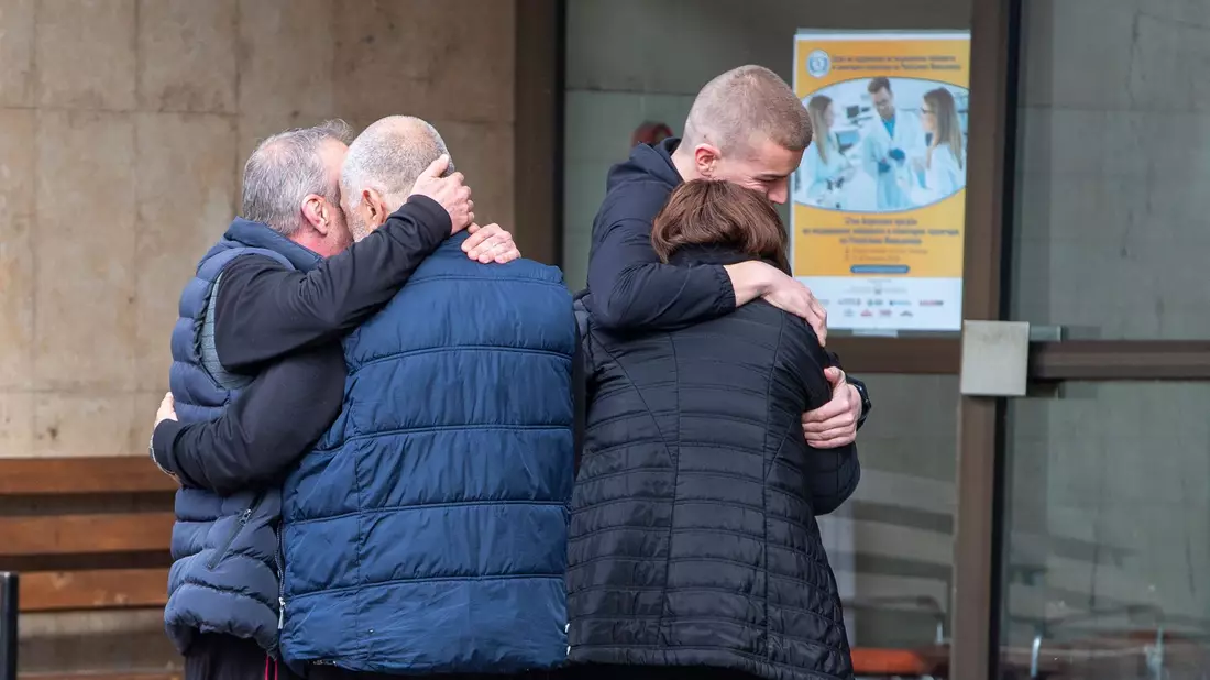 Schock und Trauer in Nordmazedonien nach der verheerenden Brandkatastrophe in der Diskothek in Kocani mit 59 Toten. - Bild: Visar Kryeziu/AP/dpa