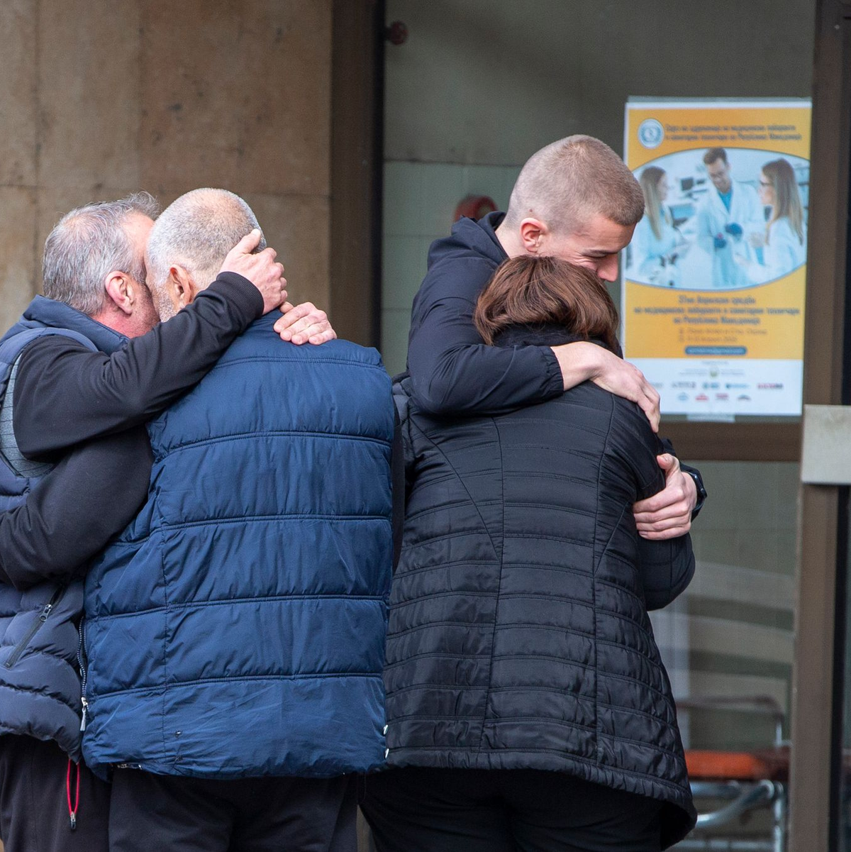 Schock und Trauer in Nordmazedonien nach der verheerenden Brandkatastrophe in der Diskothek in Kocani mit 59 Toten. - Foto: Visar Kryeziu/AP/dpa