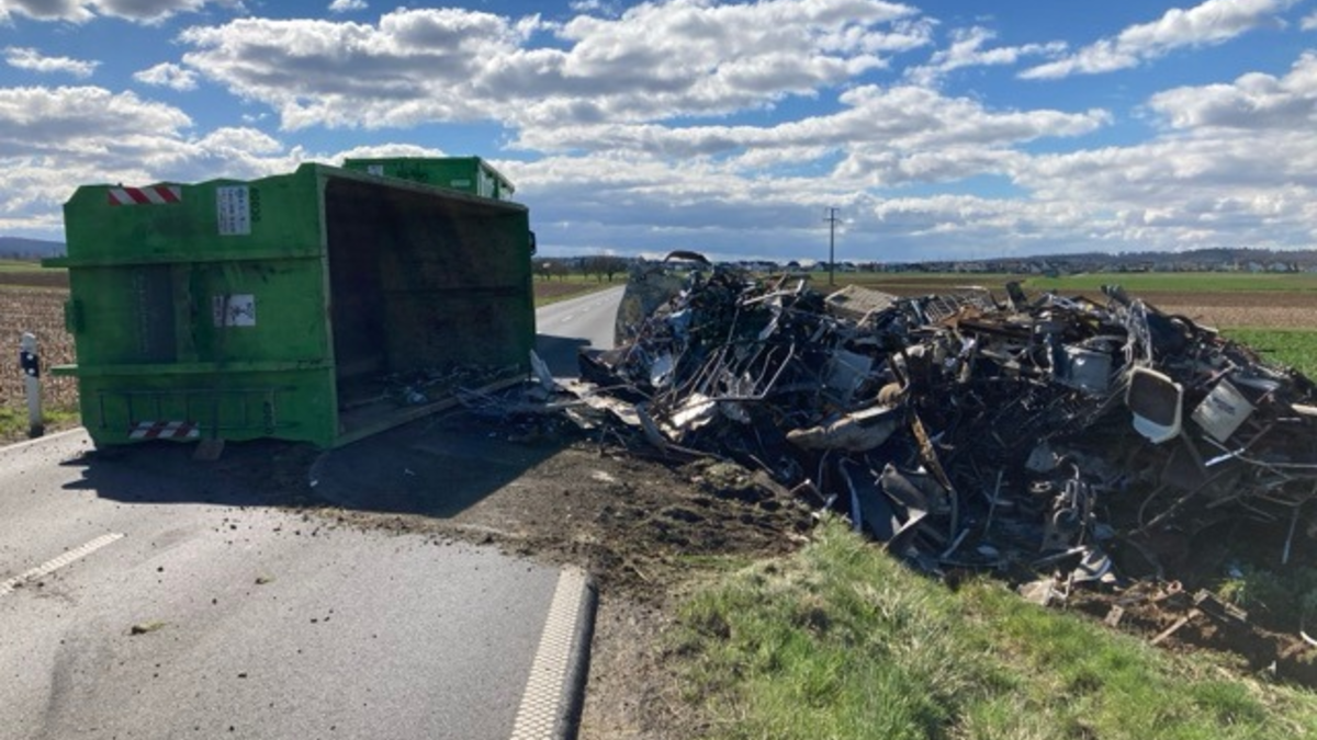 POL-OF: Künstlerisches Gebilde entwendet: Polizei ermittelt und sucht Zeugen; Diebe stiegen in Wohnung ein und klauten Schmuckkassette; Brummi-Anhänger kippt um und verliert Schrott und mehr - Foto: presseportal.de