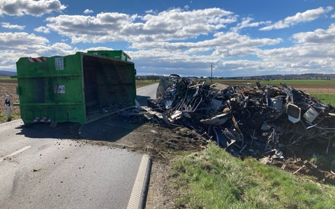 POL-OF: Künstlerisches Gebilde entwendet: Polizei ermittelt und sucht Zeugen; Diebe stiegen in Wohnung ein und klauten Schmuckkassette; Brummi-Anhänger kippt um und verliert Schrott und mehr - Foto: presseportal.de POL-OF: Künstlerisches Gebilde entwendet: Polizei ermittelt und sucht Zeugen; Diebe stiegen in Wohnung ein und klauten Schmuckkassette; Brummi-Anhänger kippt um und verliert Schrott und mehr - Foto: presseportal.de