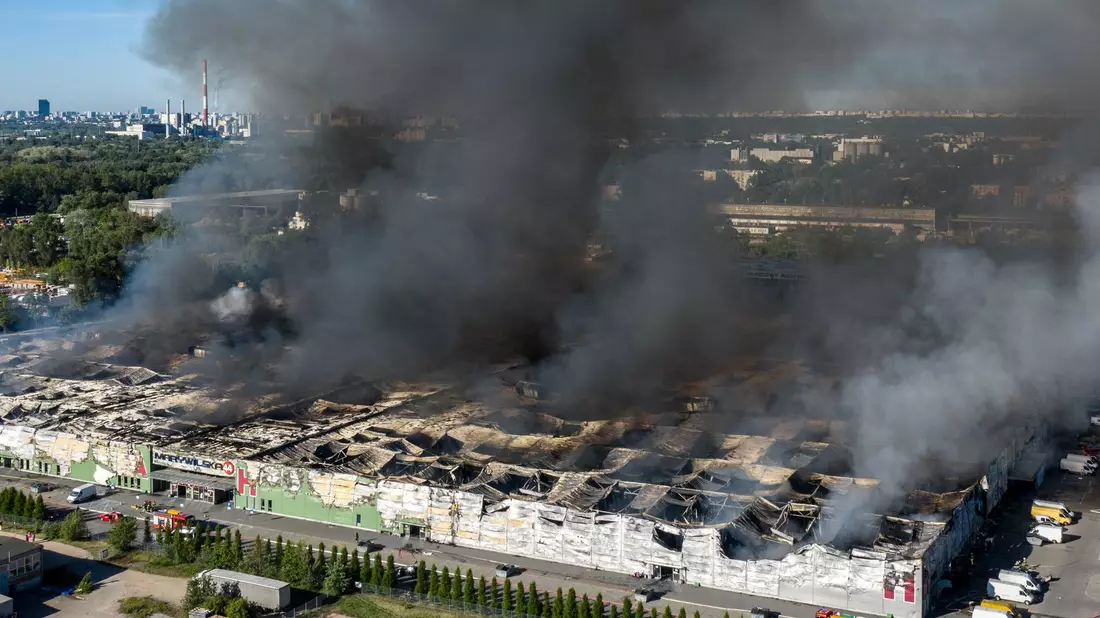 Im Mai 2024 stand ein Einkaufszentrum in Warschau in Flammen. Litauische Ermittler sehen jetzt Verbindungen zwischen festgenommenen Tatverdächtigen und Brandanschlägen in Polen. (Archivbild) - Bild: Leszek Szymanski/PAP/dpa