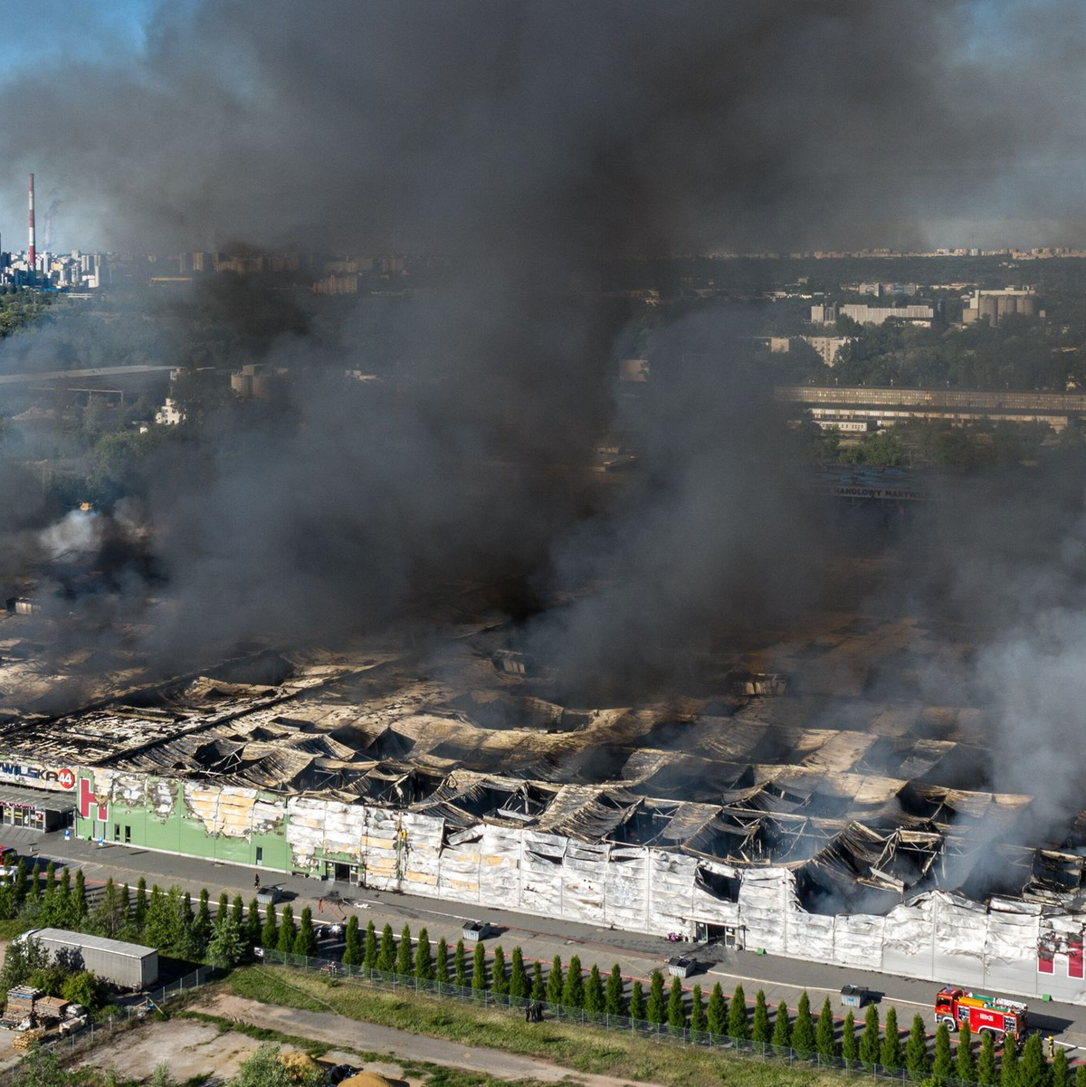Vor einem Jahr brannte in Warschau ein Einkaufszentrum nieder. (Archivbild) - Foto: Leszek Szymanski/PAP/dpa