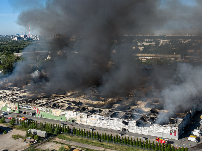 Vor einem Jahr brannte in Warschau ein Einkaufszentrum nieder. (Archivbild) - Foto: Leszek Szymanski/PAP/dpa
