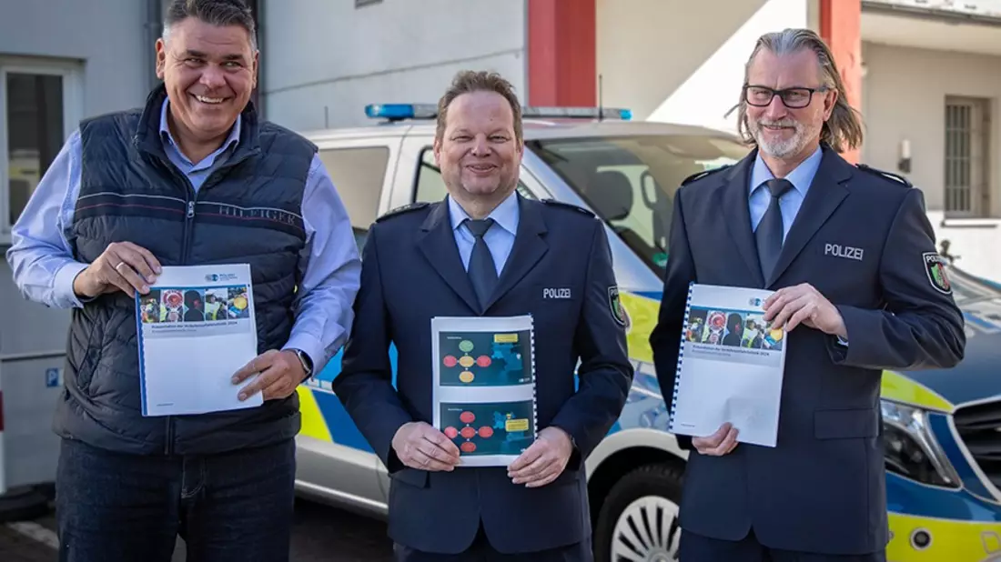POL-UN: Kreis Unna - Behördenleiter und der stellvertretende Direktionsleiter Verkehr stellten Verkehrsunfallstatistik 2024 vor - Bild: presseportal.de