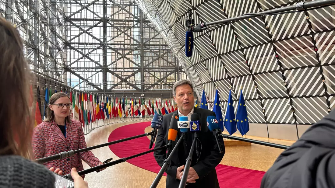 Wirtschaftsminister Robert Habeck findet, dass Brandenburgs Regierungschefs mit seinen Aussagen zu einer möglichen Rückkehr russischer Öllieferungen «völlig falsch» liegt. - Bild: Alina Schmidt/dpa