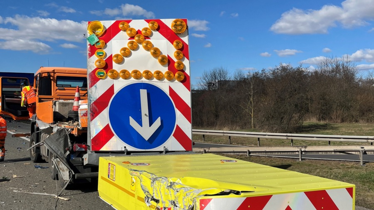 API-TH: Vollsperrung - Glasflaschen verteilen sich auf der gesamten Fahrbahn - Foto: presseportal.de