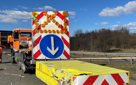 API-TH: Vollsperrung - Glasflaschen verteilen sich auf der gesamten Fahrbahn - Foto: presseportal.de