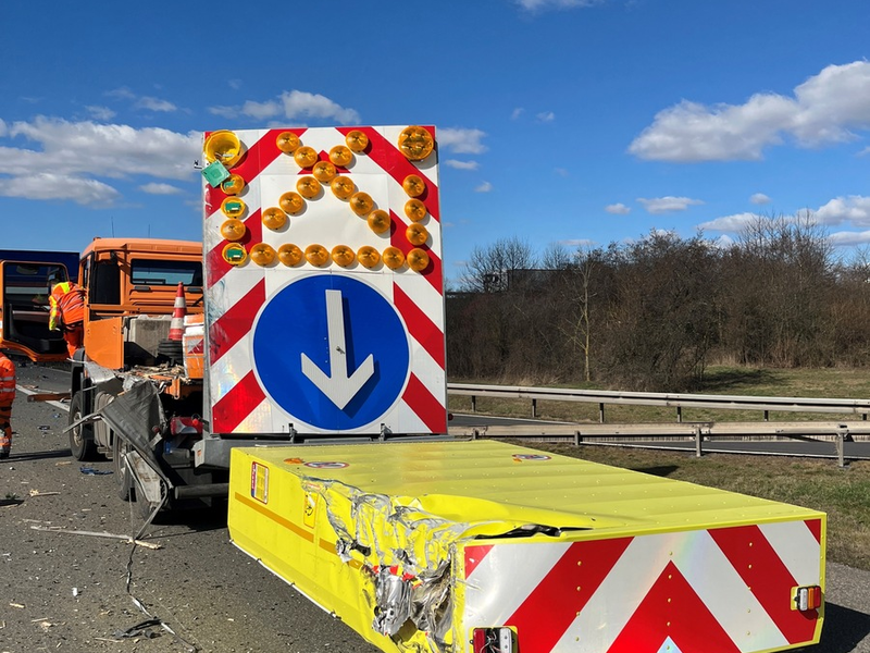 API-TH: Vollsperrung - Glasflaschen verteilen sich auf der gesamten Fahrbahn - Foto: presseportal.de